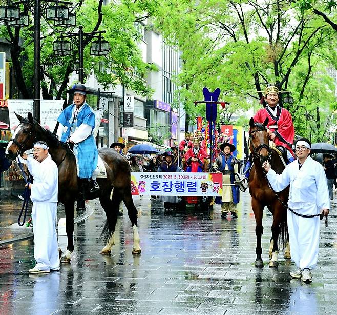 지난 10일 경산시가 서울 인사동에서 열린 '2025 단오맞이 K-국가무형유산 축제'에서 경산자인단오제의 호장행렬을 선보이고 있다. ⓒ경산시