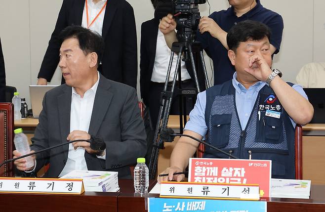 최저임금위원회 사용자위원인 류기정 한국경영자총협회 전무(왼쪽)와 근로자위원인 류기섭 한국노동조합총연맹 사무총장이 27일 정부세종청사에서 열린&nbsp;최저임금위원회 제2차 전원회의에서 서로 다른 곳을 바라보고 있다. ⓒ연합뉴스