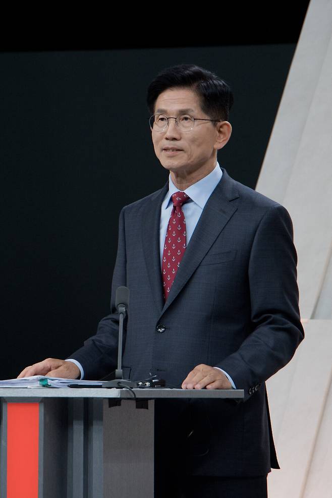 김문수 국민의힘 대선 후보가 27일 서울 마포구 상암동 MBC 스튜디오에서 열린 정치 분야 TV토론회를 준비하고 있다. ⓒ국회사진기자단