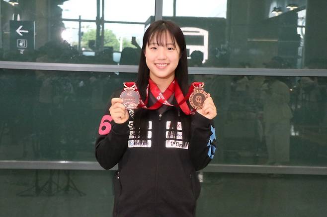 신유빈이 카타르 도하에서 열린 2025세계탁구선수권대회를 마치고 26일 인천국제공항을 통해 귀국했다. 이날 여자복식과 혼합복식 동메달을 들고 기뻐하는 모습. 사진제공│대한탁구협회