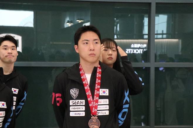 임종훈이&nbsp;카타르 도하에서 열린 2025세계탁구선수권대회를 마치고 26일 인천국제공항을 통해 귀국했다. 그는 신유빈과 지난해 2024파리올림픽 혼합복식 동메달에 이어, 이번 대회에서도 혼합복식&nbsp;동메달을 합작했다. 사진제공│대한탁구협회