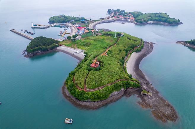 홍성 죽도의 전명. 천수만에 자리한 홍성군 유일의 유인도로 해돋이와 해넘이를 모두 감상할 수 있는 명소이다 사진제공|한국관광공사