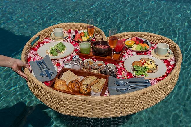 후기 작성 특전으로 제공되는 플로팅 조식. 사진제공|팜투어