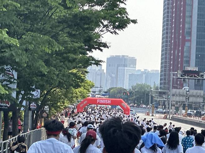 지난 25일 서울 여의도공원에서 열린 ‘무한도전 RUN with 쿠팡플레이’ 현장 이미지. 저 멀리 골인지점이 보인다. 사진 하경헌 기자