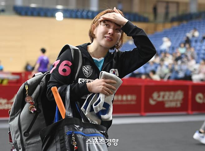 서효원이 지난 21일 카타르 도하 카타르대학교 스포츠 컴플렉스에서 열린 2025 세계탁구선수권대회 여자 단식 32강 크로아티아 레아 라코바츠와 경기를 마친 뒤 팬들에 인사를 하고 있다. 사진공동취재단