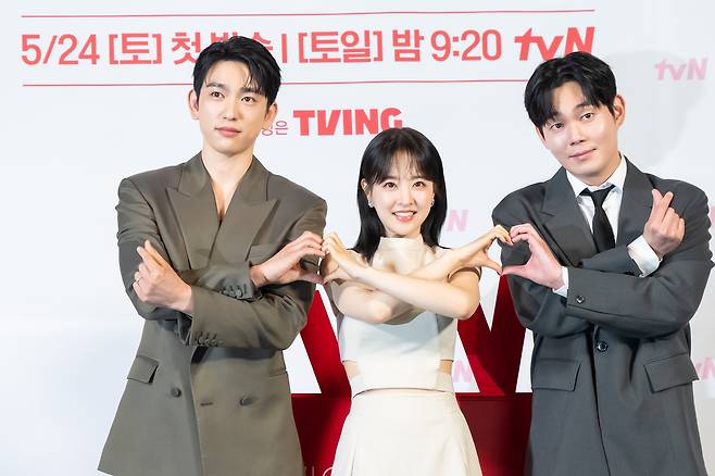 배우 박진영, 박보영, 류경수가 21일 오후 서울 영등포구 타임스퀘어 CGV 영등포에서 열린 tvN 새 주말극 ‘미지의 서울’ 제작발표회에 참석해 포즈를 취하고 있다. 사진제공| tvN