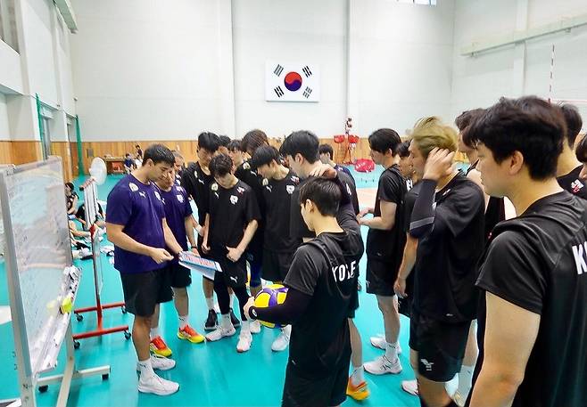 남자배구 국가대표팀 선수들이 23일 충북 진천선수촌 배구장에서 이사나예 라미레스 감독 설명을 듣고 있다.   연합뉴스