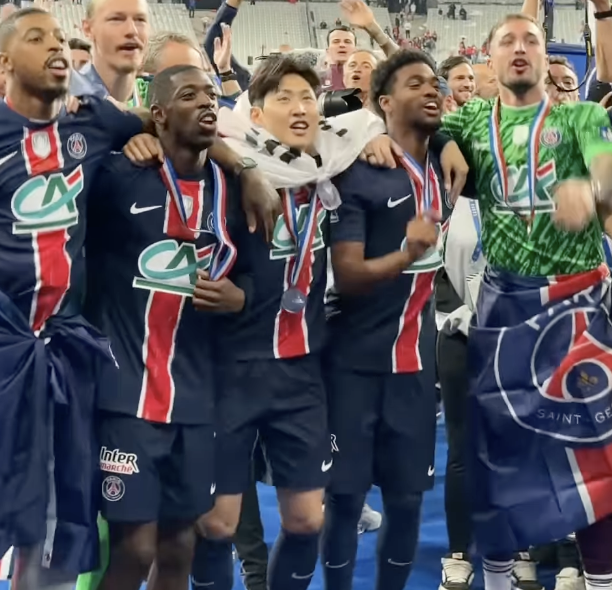 ▲ 파리 생제르맹의 이강인은 이날 랭스전 교체명단에 이름을 올렸지만 끝내 출전 기회를 얻지 못해 아쉬움을 남겼다. 지난 18일 오세르와 2024-25시즌 리그1 34라운드 최종전에서도 벤치만 지켰던 이강인은 프랑스컵 결승에서도 벤치만 지켰다. 비록 프랑스컵 우승을 벤치에서 지켜봤지만, 이강인은 파리 생제르맹 입단 이후 통산 6번째 트로피를 품었다. ⓒ 이강인 SNS