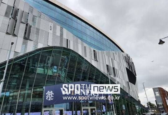 ▲ 토트넘 홋스퍼는 유로파리그 우승 기념 상품 제작에 속도를 내고 있지만, 티셔츠 외에는 딱히 준비된 것이 없다. 기념 패치가 부착된 유니폼 제작은 시간이 걸릴 것이라고 한다.