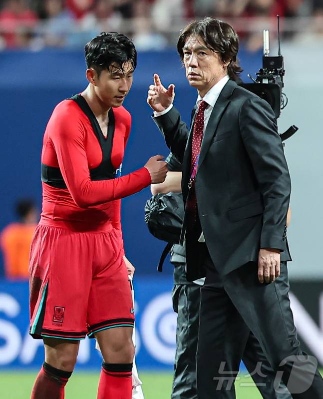 홍명보 대한민국 축구대표팀 감독이 지난해 9월 서울 마포구 서울월드컵경기장에서 열린 2026 국제축구연맹(FIFA) 북중미 월드컵 아시아 3차 예선 B조 1차전 대한민국과 팔레스타인의 경기에서 0-0 무승부 후 손흥민을 격려하고 있다. /사진=뉴스1