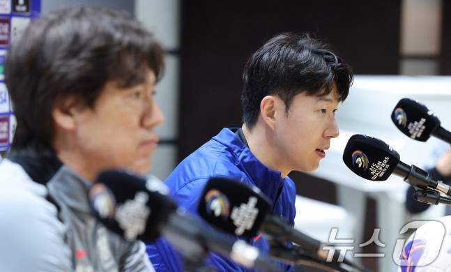 대한민국 축구대표팀 홍명보 감독(왼쪽)과 손흥민이 지난 3월 경기 고양시 고양종합운동장에서 오만전 관련 기자회견을 하고 있다. /사진=뉴스1