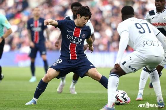 이강인(왼쪽)이 프랑스 파리의 파르크 데 프린스에서 열린 2024~2025시즌 프랑스 리그1 30라운드에서 상대 선수를 앞에 두고 공을 컨트롤하고 있다. /AFPBBNews=뉴스1