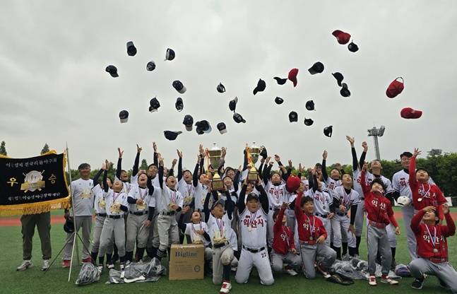 2024년 대회 우승팀 용인시수지구리틀(왼쪽)과 준우승한 전북익산시시리틀 선수들. /사진=이승엽야구장학재단