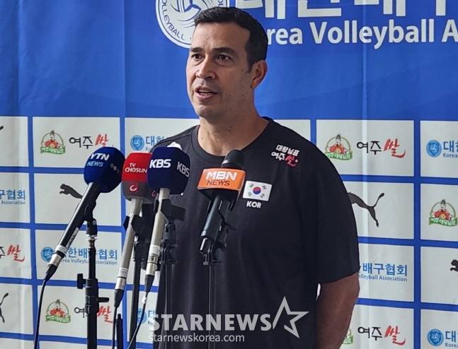 모랄레스 여자 배구 대표팀 감독. /사진=안호근 기자