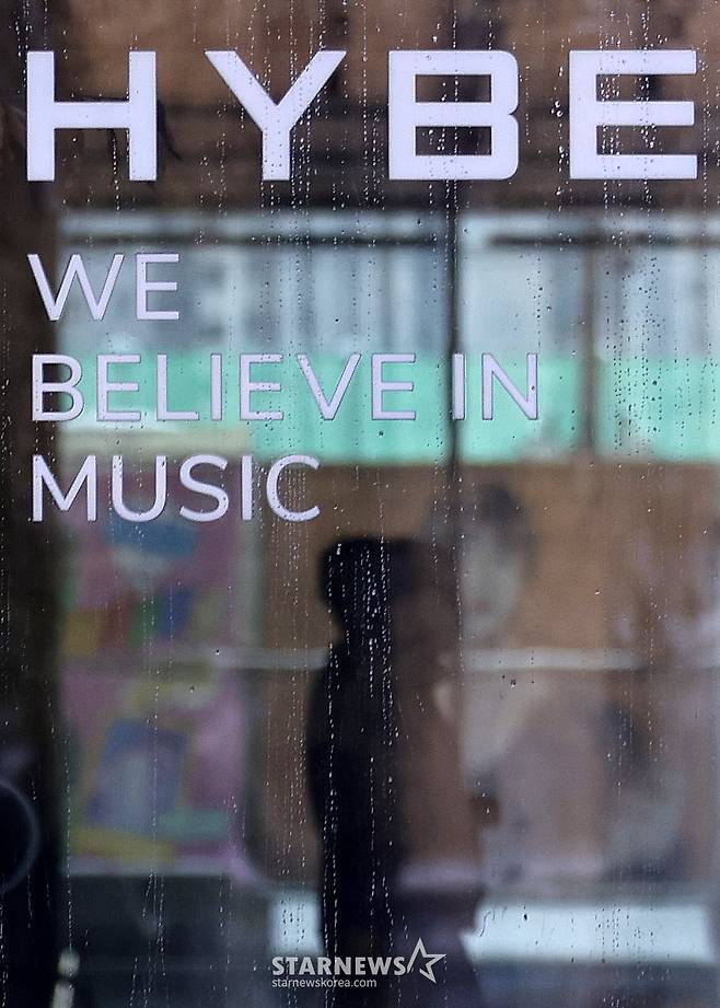 (서울=뉴스1) 박지혜 기자 = 뉴진스 멤버들이 전속계약 해지를 요구하며 발송한 내용증명의 답변 시한이 임박했다. 소속사 어도어는 하니의 주장에 대해 “아티스트의 말을 전적으로 신뢰한다”며 빌리프랩에 성의 있는 대응을 요구했다. 뉴진스가 어도어에 잔류할지, 아니면 법적 분쟁에 나설지 관심이 집중된다.  뉴진스의 최후통첩 당일인 28일 서울 용산구 하이브(어도어의 모회사) 본사에서 직원들이 이동하고 있다. 2024.11.28/뉴스1  Copyright (C) 뉴스1. All rights reserved. 무단 전재 및 재배포,  AI학습 이용 금지. /사진=(서울=뉴스1) 박지혜 기자