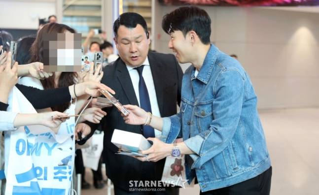 팬들과 인사하는 손흥민(오른쪽). /사진=임성균 기자