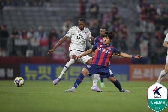 이탈로(왼쪽)와 노경호가 볼 경합하고 있다. /사진=한국프로축구연맹 제공