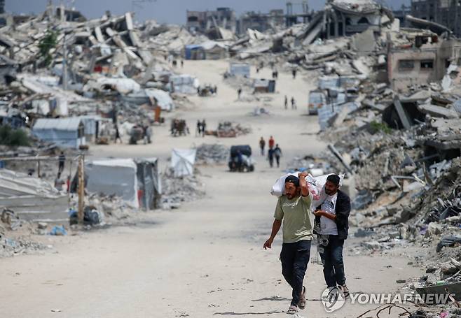 22일(현지시간) 가자지구 북부에서 소지품을 챙겨 대피하는 사람들 [로이터 연합뉴스 자료사진. 재판매 및 DB 금지]