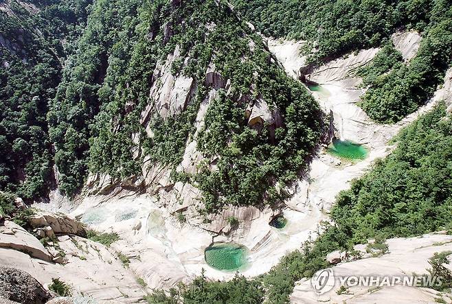 '금강산'…북한, 세계유산 등재 유력 (서울=연합뉴스) 금강산이 북한의 유네스코 세계유산이 될 전망이다. 27일 유네스코에 따르면 세계유산위원회의 자문기구인 국제기념물유적협의회(ICOMOS·이코모스)와 세계자연보전연맹(IUCN)은 북한 측이 세계유산으로 등재 신청한 금강산에 대해 '등재' 권고 판단을 내렸다. 정식 명칭은 '금강산'(Mt. Kumgang - Diamond Mountain from the Sea)이다. 
    사진은 2006년 8월 촬영한 금강산 상팔담.   2025.5.27  [연합뉴스 자료사진] photo@yna.co.kr