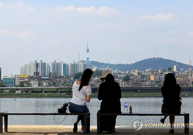 화창한 월요일 (서울=연합뉴스) 최재구 기자 = 화창한 날씨가 이어진 26일 서울 한강공원을 찾은 시민들이 그늘을 찾아 휴식하고 있다. 2025.5.26 jjaeck9@yna.co.kr