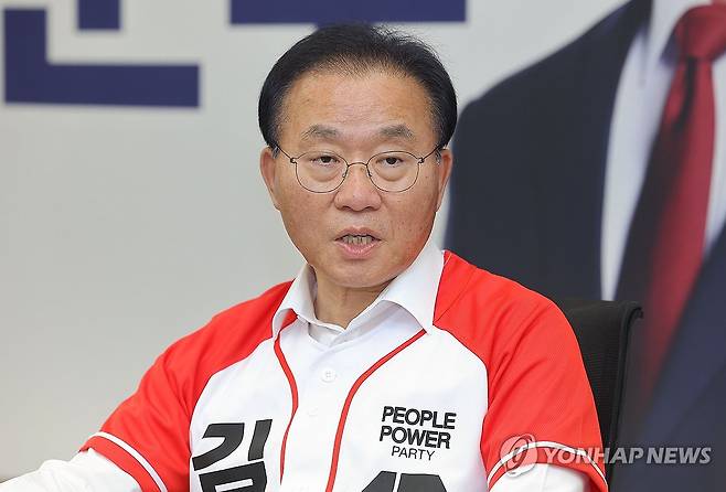 윤재옥 총괄본부장, 연합뉴스 인터뷰 (서울=연합뉴스) 류영석 기자 = 국민의힘 윤재옥 총괄선대본부장이 서울 여의도 국민의힘 당사에서 연합뉴스와 인터뷰를 하고 있다. 2025.5.27 ondol@yna.co.kr