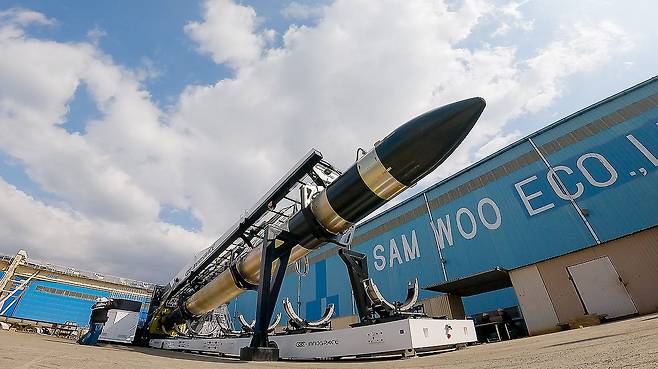 이노스페이스, 발사체 '한빛' 발사대 독자개발 (서울=연합뉴스) 민간 우주발사체 기업 이노스페이스가 위성 발사체 '한빛-나노' 발사에 필요한 발사대를 독자 개발하고 발사체와 체계연동시험을 마쳤다고 17일 밝혔다. 사진은 한빛-나노 발사대-발사체 체계연동시험 모습. 2025.3.17 [이노스페이스 제공. 재판매 및 DB 금지] photo@yna.co.kr