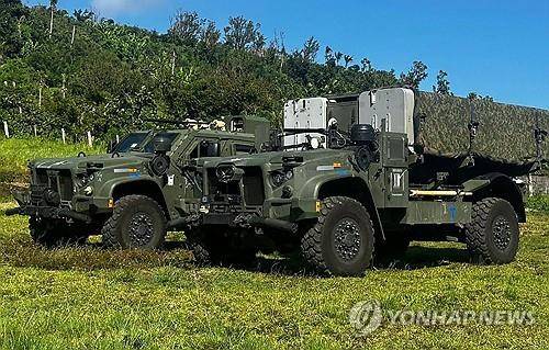 미군 네메시스 시스템 (필리핀군 공보실 제공 AFP=연합뉴스) 2025년 4월 26일 촬영돼 이틀 후 필리핀군 공보실이 배포한 미국의 '해군·해병대 원정선박 차단체계'(NMESIS) 탑재 차량(오른쪽) 사진. 이 차량은 필리핀과 미국의 연례 합동 군사훈련을 위해 배치됐다. [보도용으로만 사용 가능. 마케팅·광고 사용 금지. DB 및 재판매 금지. 크레딧 표시 필수] (MANDATORY CREDIT "AFP PHOTO / LT COL JOHN PAUL SLAGADO / ARMED FORCES OF THE PHILIPPINES-PUBLIC AFFAIRS OFFICE (AFP-PAO)") 2025.5.27.