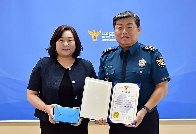실종자 조기 발견 도움 준 관제 요원 (남양주=연합뉴스) 경기 남양주시 스마트시티 통합센터 관제요원인 이미화 씨(왼쪽)가 지난 26일 임실기 남양주 북부경찰서장에게 감사장을 받은 뒤 기념 촬영을 하고 있다. 2025.5.27 [남양주시 제공. 재판매 및 DB 금지]