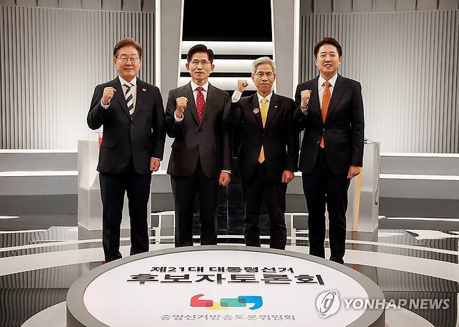 대통령 선거 2차 후보자 토론회 기념 촬영 (서울=연합뉴스) 더불어민주당 이재명·국민의힘 김문수·민주노동당 권영국·개혁신당 이준석 대선후보가 23일 서울 영등포구 여의도 KBS 스튜디오에서 열린 제21대 대선 2차 후보자 토론회 시작에 앞서 기념 촬영하고 있다. 2025.5.23 [국회사진기자단] photo@yna.co.kr