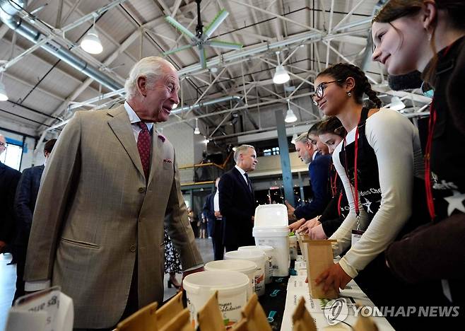 지역 주민들 만난 찰스 3세 국왕 (오타와 AFP=연합뉴스) 26일(현지시간) 지역 사회 모임에서 주민들과 만난 찰스 3세 국왕. 2025.05.27