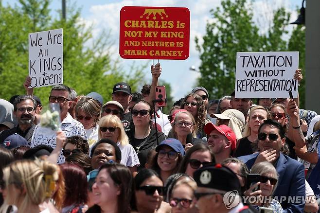 군주제 반대 시위 (오타와 AFP=연합뉴스) 26일(현지시간) 캐나다 오타와 랜스다운 공원 근처에 영국 국왕의 방문과 군주제에 반대하는 시위대가 팻말을 들고 있다. 2025.05.27