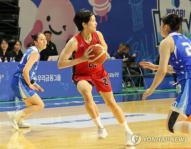 돌파하는 이이지마 사키 (아산=연합뉴스) 강수환 기자 = 16일 충남 아산 이순신체육관에서 열린 하나은행 2024~2025 여자프로농구 챔피언결정전 1차전 아산 우리은행과 부산 BNK 썸의 경기. BNK 이이지마 사키가 돌파하고 있다. 2025.3.16 swan@yna.co.kr