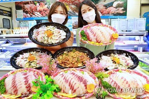 '제철이라 살이 꽉찬 참숭어 드세요'     (서울=연합뉴스) 18일 서울시 중구 롯데마트 서울역점에서 모델들이 참숭어 회와 참숭어 회무침을 홍보하고 있다.
    롯데마트는 오는 24일까지 약 20t 규모 물량의 참숭어를 참숭어 회, 참숭어 회무침, 참숭어 초밥 등으로 판매할 예정이다. 2021.3.18     [롯데쇼핑 제공. 재판매 및 DB 금지]
    photo@yna.co.kr
(끝)