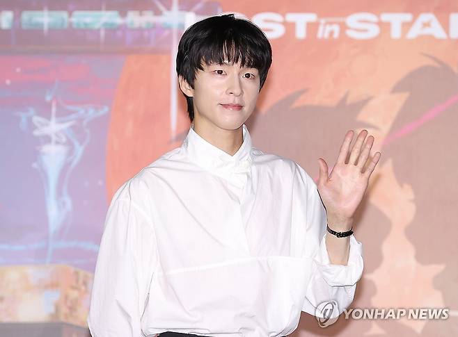 애니메이션 성우로 출연한 홍경 (서울=연합뉴스) 이재희 기자 = 배우 홍경이 27일 서울 광진구 롯데시네마 건대입구점에서 열린 넷플릭스 애니메이션 '이 별에 필요한' 시사 간담회에서 포즈를 취하고 있다. 2025.5.27 scape@yna.co.kr