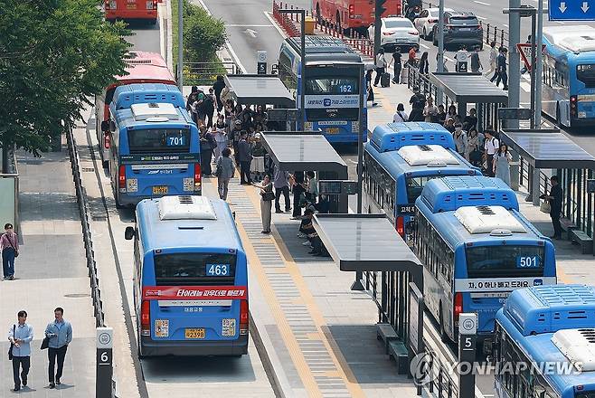 서울 시내버스 파업 D-1 (서울=연합뉴스) 신현우 기자 = 서울 시내버스 노동조합이 예고한 총파업을 하루 앞둔 27일 서울역버스환승센터에서 시내버스가 오가고 있다. 2025.5.27 nowwego@yna.co.kr