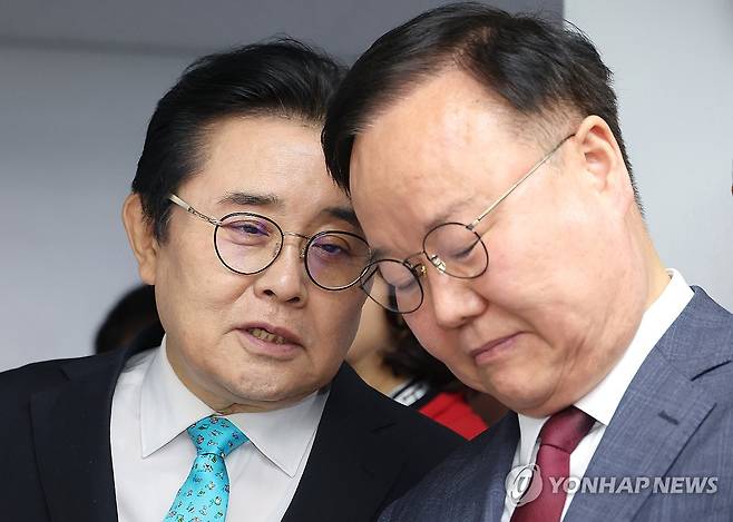 대화하는 전병헌-김재원 (서울=연합뉴스) 김주형 기자 = 새미래민주당 전병헌 대표(왼쪽)와 국민의힘 김문수 후보 비서실장인 김재원 전 의원이 27일 서울 여의도 새미래민주당 중앙당사에서 열린 이낙연 상임고문 긴급 기자회견에 참석해 대화하고 있다. 2025.5.27 kjhpress@yna.co.kr