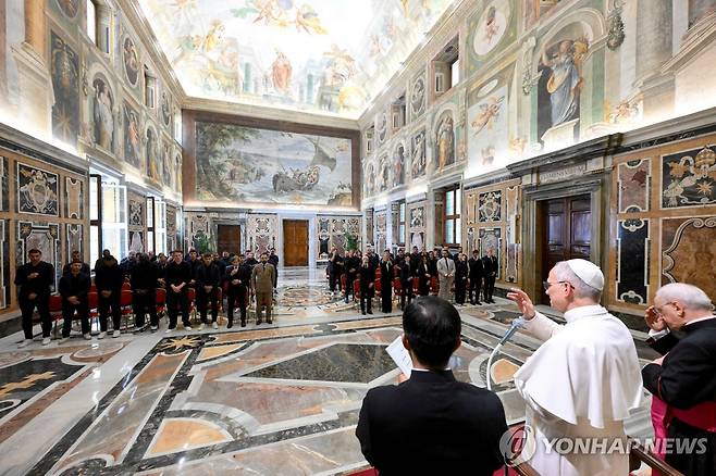 나폴리 선수단과 관계자들 접견하는 레오 14세 교황 (바티칸 로이터=연합뉴스) 레오 14세 교황이 27일(현지시간) 바티칸을 방문한 세리에A 우승팀 나폴리 선수단과 관계자들을 접견하고 있다. 2025.05.27 photo@yna.co.kr [바티칸 미디어 제공. 재판매 및 DB 금지]