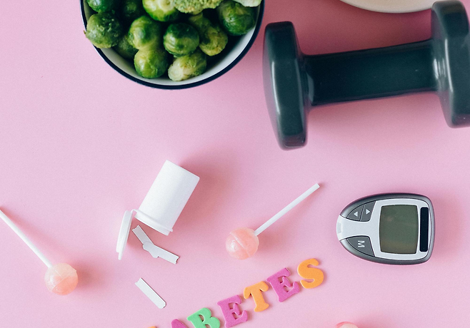 아령과 사탕과 혈당 측정기와 야채