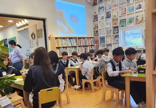 인천강화교육지원청이 지역 중학생을 대상으로 미술 이음교육을 실시하고 있다. 사진=인천교육청