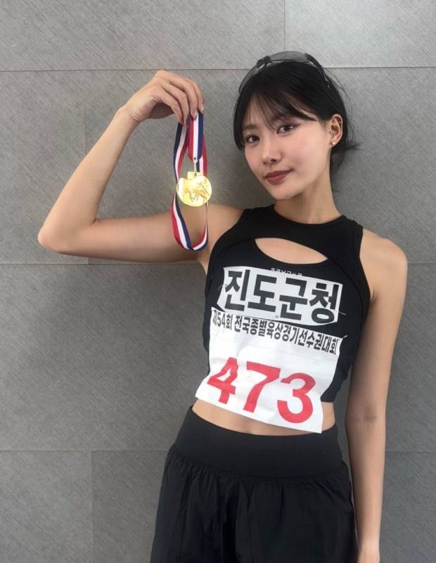 진도군청 이서빈이 지난 23일 경남 밀양에서 폐막된 ‘제54회 전국종별육상경기선수권대회’에서 2관왕을 차지한 뒤 금메달을 들어보이고 있다. 전남도체육회 제공