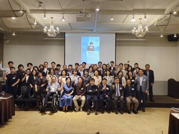 지난 27일 김해 아이스퀘어 호텔에서 열린 김진명 소설가의 강의가 끝난 후 원우들이 함께 기념촬영을 하고 있다.