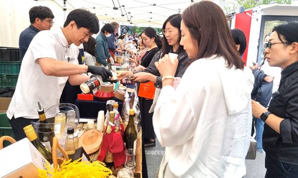 고성군이 지난 24일 서울 성수동에서 열린 농부시장 마르쉐에 참여해 농촌융복합산업 우수 제품을 직접 소개하고 소비자와 소통했다. / 고성군