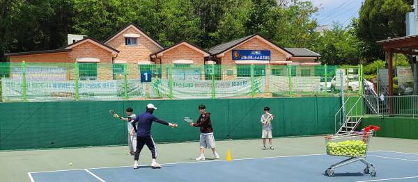 김해시테니스스포츠클럽이 회원들을 지도하고 있다. / 김해시체육회