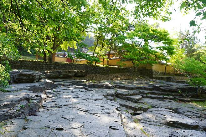 자계천 세심당에서 바라본 옥산서원. 1572년, 경주부윤 이제민이 유림과 뜻을 모아 창건했다.