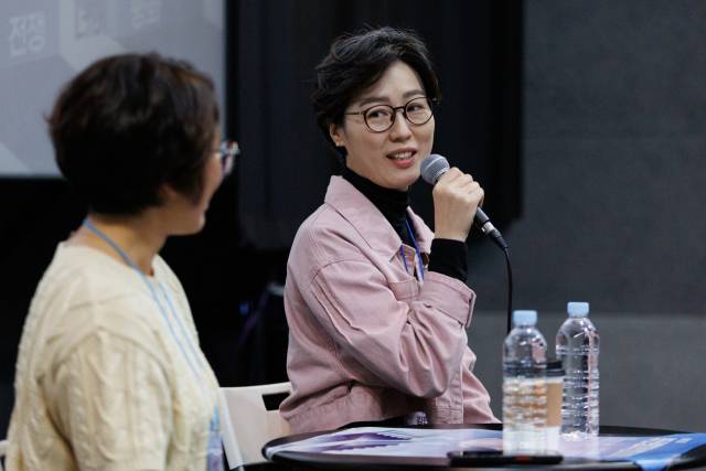 지난해 제15회 부산평화영화제에서 '어른 김장하'가 상영된 후 진행된 관객과의 만남에서 김현지(오른쪽) 감독이 발언하고 있다. 부산평화영화제 제공