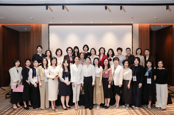 지난 20일 부산 여성기업 대표단이 중국 저장성 타이저우시 여성기업인협회와 첫 교류행사를 열고 기념촬영을 하고 있다. 박현미 대표 제공