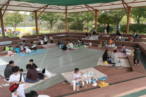 의성조문국박물관에서 열린 어린이 문화재 그리기 및 만들기 대회에 참가한 가족들이 야외 그늘 쉼터에 자리잡고 활동을 준비하고 있다. 의성군