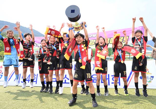 27일 창녕군 부곡면 창녕스포츠파크 1구장에서 열린 여자12세이하부 진주남강초와 경기 안성G스포츠클럽의 결승전서 금메달을 차지한 남강초 선수들이 우승컵을 들고 환호하고 있다./김승권 기자/