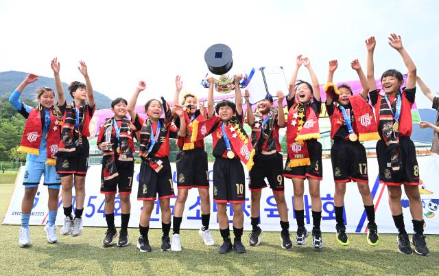 27일 창녕군 부곡면 창녕스포츠파크 1구장에서 열린 여자12세이하부 진주남강초와 경기 안성G스포츠클럽결승전서 금메달을 차지한 남강초 선수들이 우승컵을 들고 환호하고 있다./김승권 기자/
