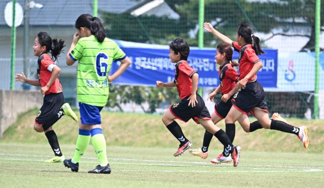 27일 창녕군 부곡면 창녕스포츠파크 1구장에서 열린 여자12세이하부 진주남강초와 경기 안성G스포츠클럽결승전서 남강초 선수들이 두번째 골을 넣은 후 환호하고 있다./김승권 기자/